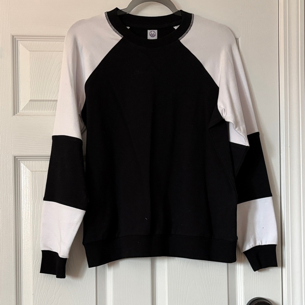 Te Verde Black and White Long Sleeve Tee